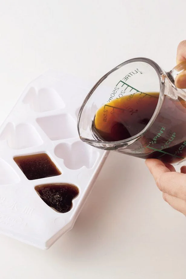 【写真を見る】製氷皿にアイスコーヒーを注ぎ入れる。アイスコーヒーは市販のものでもOK
