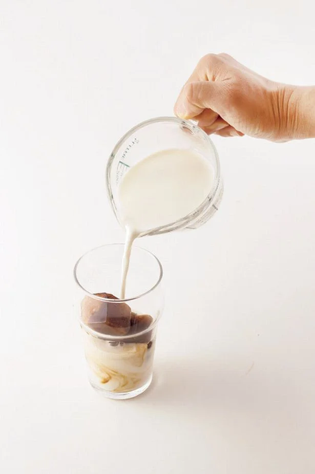 牛乳を注ぐ。ストローなどでかき回すと、溶けたコーヒーとバランスよく混ざる