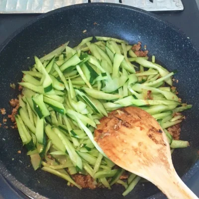 （写真C）ひき肉を炒め色が変わったら、大量のきゅうりをドカ―ンと投入