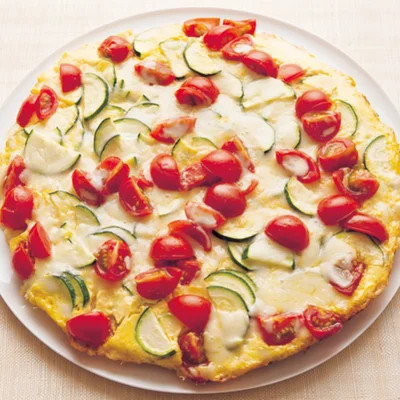 （写真1）ピザにしか見えないけれど、生地は豆腐なんです。「豆腐と夏野菜のピザ風」