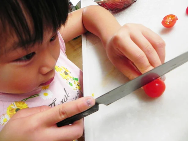 【写真を見る】（写真A)「おうちトマトはチビチビだね～」とお手伝いを楽しむ6歳の娘