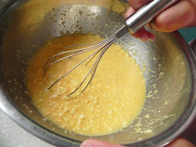 （写真B)これがピザの生地。絹ごし豆腐と卵をシャカシカ