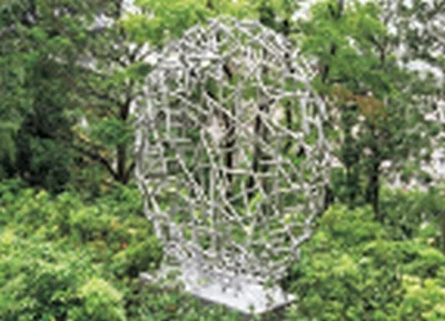 パブリック・アートも楽しめる！　光の森にあるジュリアン・ワイルド作の金属彫刻