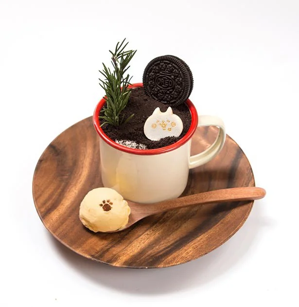 「小動物のココアクッキーチーズケーキ」1,280円(税抜)  マグカップの中にはココアスポンジにブルーベリージャム、 トップにはオレオをクランチにしたものが敷き詰められている