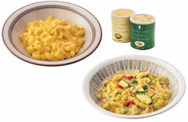 25年保存可能なサバイバルフーズシリーズの新商品。（右）ズッキーニなどがカラフルな「野菜のクリー ムパスタ」、（左）チェダーチーズの「マ カロニ アンド チーズ」