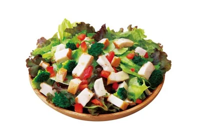 「チキンビッグサラダ5.6」は葉野菜、ブロッコリーなどにスモークチキンをオン。野菜とタンパク質の両方をとることができる
