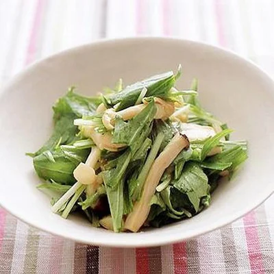 アツアツのきのこで水菜をあえて。「水菜ときのこのさっとあえ」