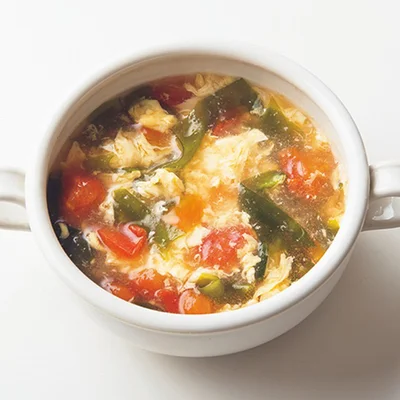 トマトの酸味が卵に合う「トマトとわかめのかきたま汁」