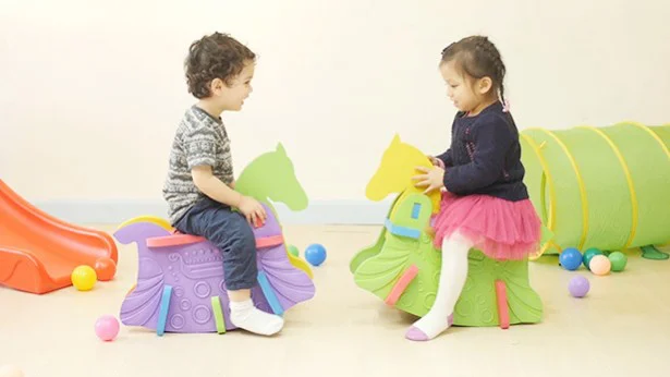 プレイマットが木馬に？小さな子どもへのプレゼントにぴったりな組み立てて楽しい「作るおもちゃ」
