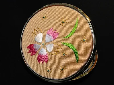 日本刺しゅうとレースなどの素材を合わせて作る、粋な花のコンパクトミラー
