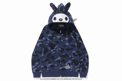 【写真を見る】フードが特徴的な「MY MELODY COLOR CAMO ZIP HOODIE」は、赤と青の2色展開。メンズ・レディース各¥31,800、キッズ¥20,800（すべて税抜）