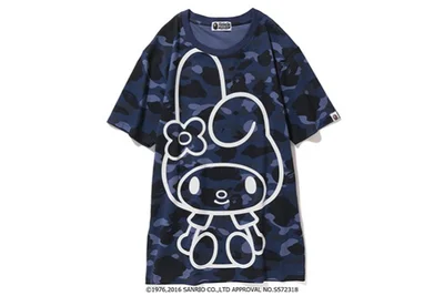 カモフラ地のTシャツにマイメロがどかんと。家族でお揃いにできるよ。レディース¥13,000、メンズ¥11,000、￥8,200（すべて税抜）