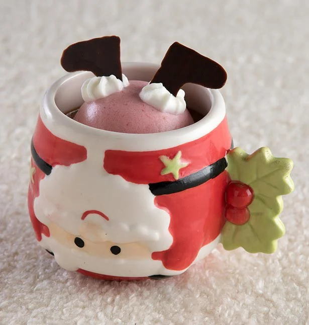 【クリスマス・カップスイーツ】 「タンサ！」450円（税込） 煙突に入るサンタクロースをイメージしたカップスイーツ。中にはチョコレートプリンと苺のムースが