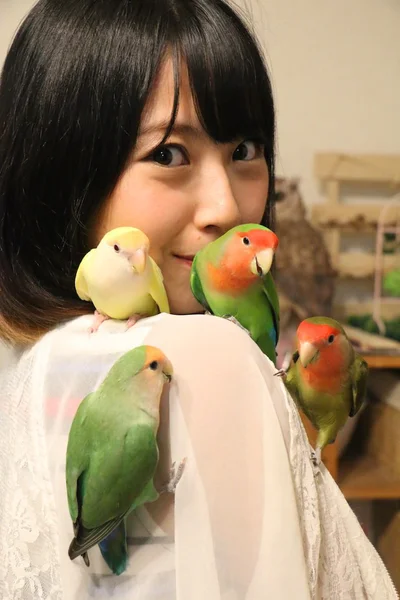 小鳥好きでカメラ女子のSKE48高柳明音さんが自宅で飼っている鳥を撮影した写真をはじめとした、小鳥フォトも展示
