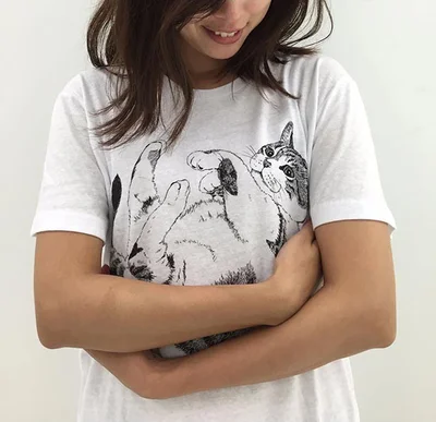 ｢腕を組むとギュッ！猫抱っこTシャツ｣(白)2600円(税抜き)