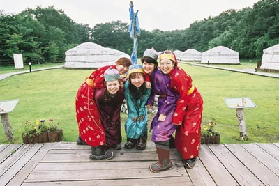 【写真を見る】色鮮やかなモンゴルの「民族衣装を着る」体験は貴重！