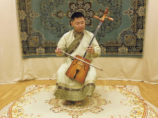 馬頭琴演奏とともに、モンゴル地方の伝統的な歌唱法である“ホーミー”の歌声を聴けるのも貴重な体験！