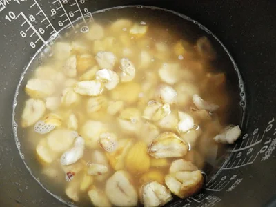 （写真D）香ばしく焼き上がった栗の「つまみぐい」をぐっとこらえて、炊飯器にイン。おいしい栗ご飯になりますように・・・