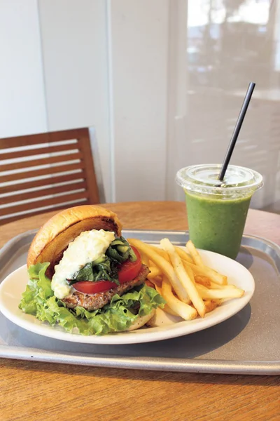 the 3rd Burger 青山骨董通り店の「the 3 rd Burger スムージ ー＆ポテトセット（S）」。1,140円
