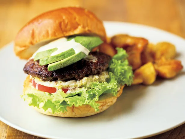 パティにこだわりあり! Organic Burger Kitchenの「アボカドバーガーポ テトセット」1,230円