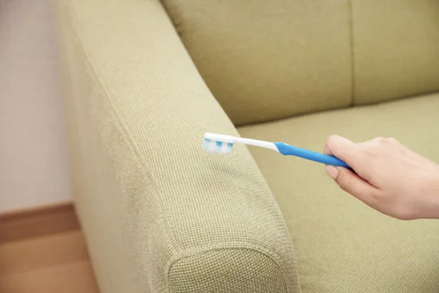 雑巾などに出した住居用洗剤の泡を歯ブラシに取って、汚れになじませるのがポイント。乾いた雑巾に汚れを移し取ったあと、水拭きを