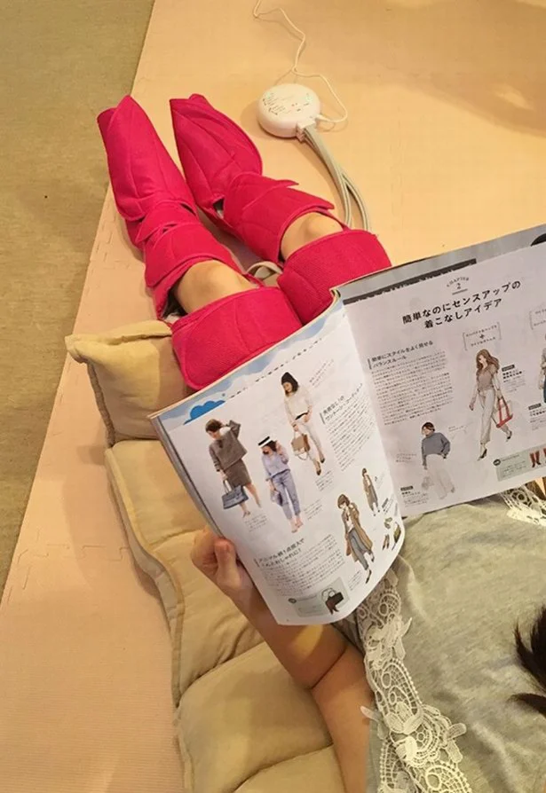 （写真4）座椅子に寝転んで雑誌を読みながら、脚をギュギュギュと揉みほぐされる脱力の快感は、自宅ならでは