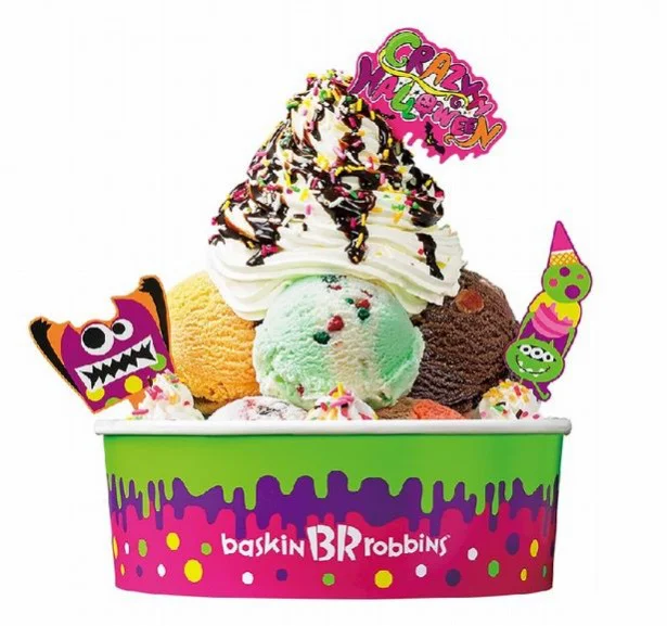 キッズサイズのアイスクリームを10個も積んだ「クレイジーパーティーサンデー（参考価格2500円）」 ※店舗によって価格が異なります。2016年9月26日（月）～10月31日（月）
