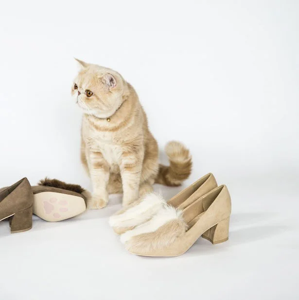 「Square toe fur pumps」 9900円 COLOR:BEIGE,GREGE 　マッシュのしっぽや優しい配色イメージし、3色のファーを組み合わせたパンプス