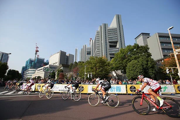 【写真を見る】国内外から大勢のサイクルロードレースファンが観戦に訪れている