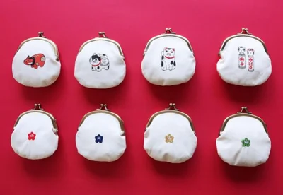 巾着と同様に、麻の生地を使用し、デザインの一部に刺繍が施してある。サイズW100×H100mm