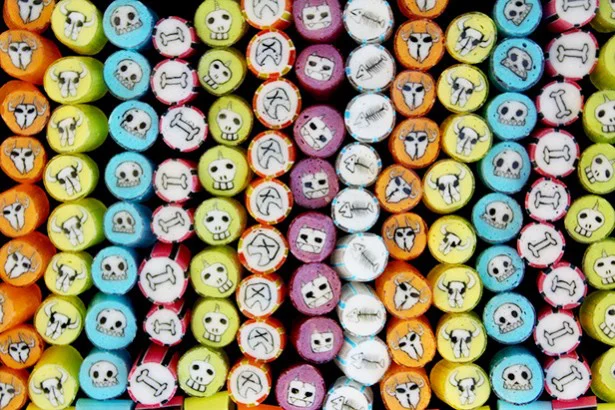 ハロウィンのお菓子は怖かわの骨柄キャンディでキメてみて