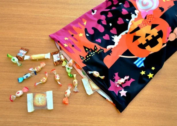 かわいいハロウィン仕様の枕カバーにお菓子を入れて持ち運ぶのもアリ!