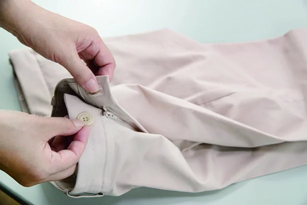 洗濯中の形崩れを防ぐために、ボタンやファスナーは閉じ、プレス部分をきちんと揃えて洗濯ネットへ