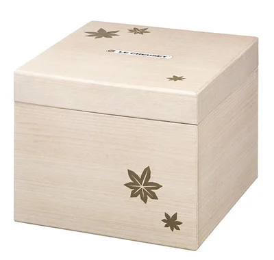 「ドンブリ モミジ」を入れ限定ボックスは木箱をイメージ