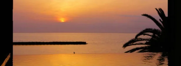「大江戸温泉物語　土肥温泉　土肥マリンホテル」大浴場からの夕日。こんな絶景が見られる宿なんて、最高！
