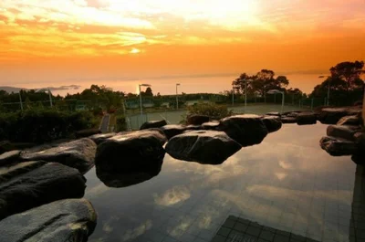 【写真を見る】「小豆島温泉　リゾートホテルオリビアン小豆島」露天風呂から見える、瀬戸内海に沈む夕日