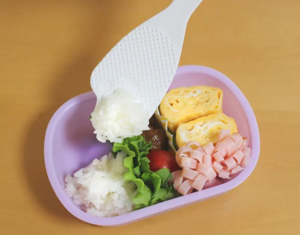 小さなお弁当箱にご飯をよそうときは、子しゃもじが大活躍