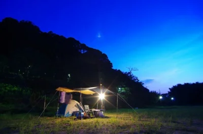 【写真を見る】野外で寝るだけでもOK。防災訓練をアウトドアの楽しみの一つとして体験してみよう