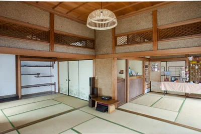 「東京おかっぱちゃんハウス」には、天井高3m、広さ20畳の大広間が。調理器具を備えたキッチンもあるので、料理の先生を招いて料理教室を開いても楽しそう！ 