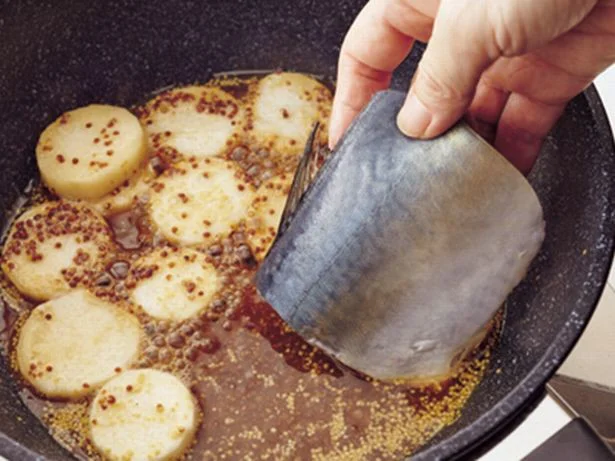 さばは煮汁を煮立てたところに加えると、生臭さが抑えられ、煮くずれもしにくい