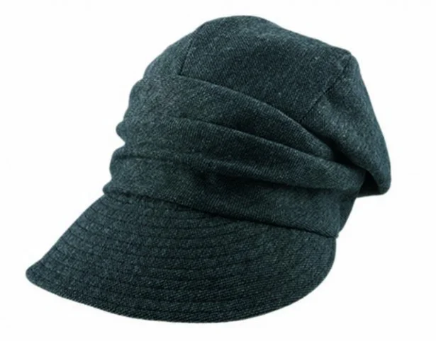 「13機能のあったか小顔キャスケット帽子」チャコールグレー 2990円（税抜）。カラーはブラウンと2色展開