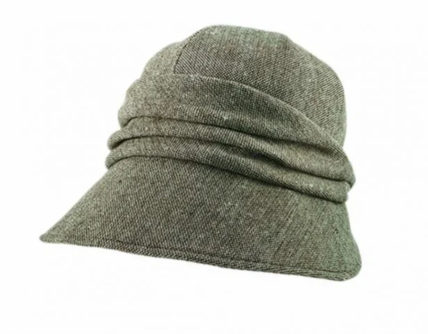 【写真を見る】「13機能のあったか小顔クロッシェ帽子」ブラウン 2990円（税抜）。カラーはチャコールグレーと2色展開