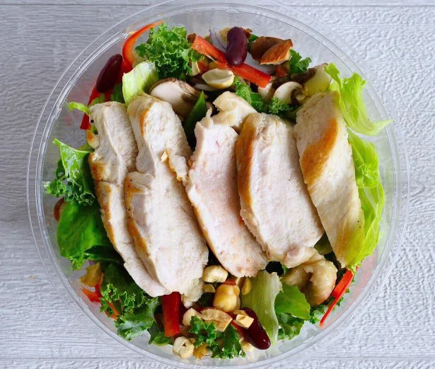 ハーブ鶏のグリル焼きサラダ（HIGH FIVE SALAD＋鶏胸肉のグリル、キヌア、ビーツ)  ダイエット・アスリート用サラダ