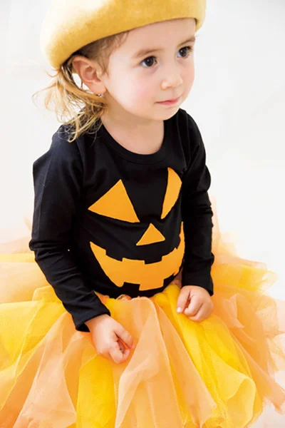 黒Tにオレンジのフェルトを接着するだけで、かわいいかぼちゃお化けに！