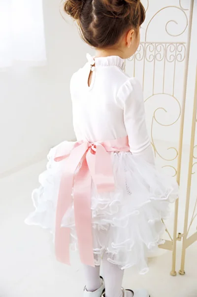 【写真を見る】5cm幅のリボンを結ぶだけで、グッとゴージャスに