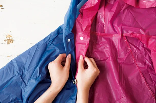 2枚のレインコートの前身頃、フード、裾を約3cm内側に折り込み、それぞれを合わせる