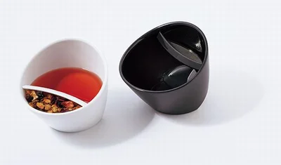 【写真を見る】magisso(マギッソ)の 「茶葉受け付きティーカップ」。ブラック、ホワイト各3,200円