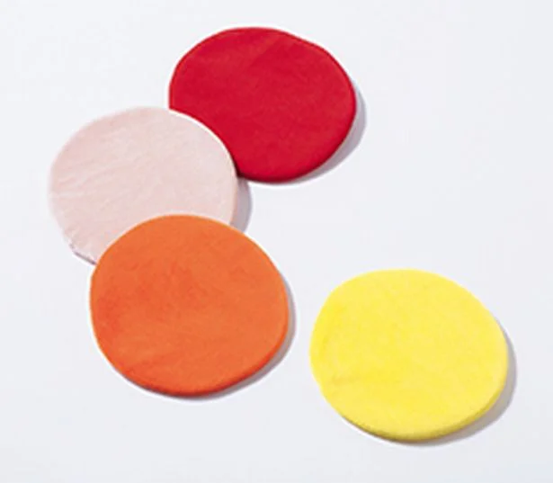 nanoca designの 「別珍コースター」。上からまる赤、まる桃色、柑、月欧各1,000円