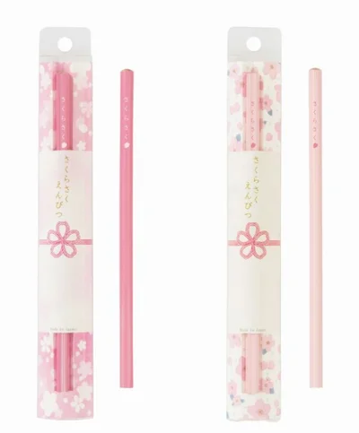 「さくらさくえんぴつ」の軸色は、河津桜の鮮やかなピンク（左）と、ソメイヨシノの淡いピンク（右）の2色。応援する気持ちが伝わりそうなデザイン