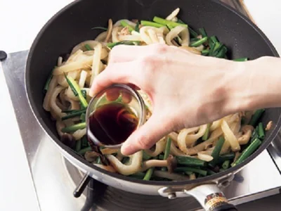 【写真を見る】調味料は鍋肌から回し入れ、しょうゆの香りを立たせてから麺と混ぜ合わせることで風味がアップします